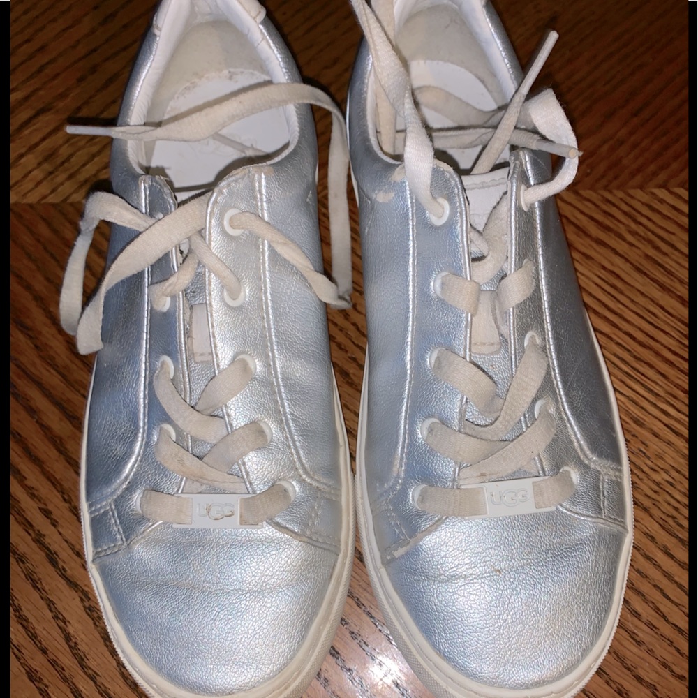 UGG Zilo Metallic Leather sneaker Size 7 women’s.